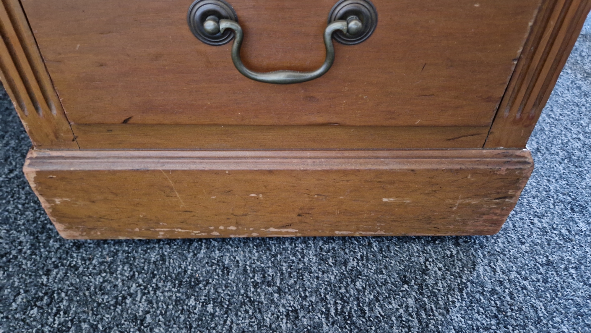 Early 20th century kneehole desk having a central long drawer flanked on either side by four short - Bild 19 aus 21