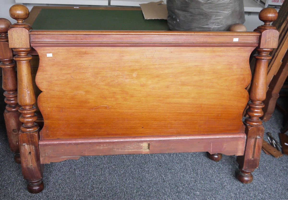 Mahogany double bedframe with mahogany head and foot board Condition Report Please see extra images. - Image 4 of 6