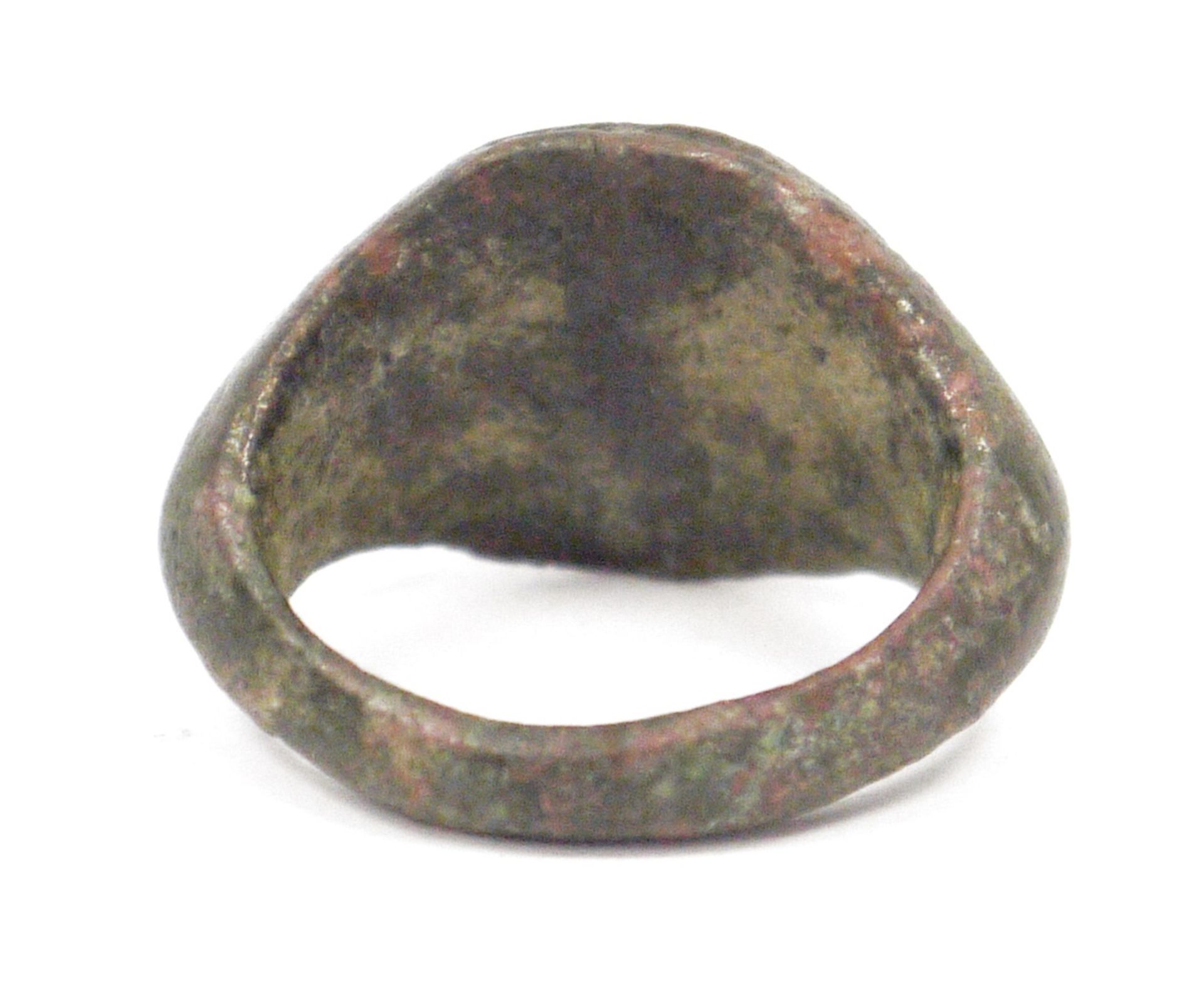 Possibly Roman bronze ring, intaglio engraved with two winged figures - Image 2 of 2