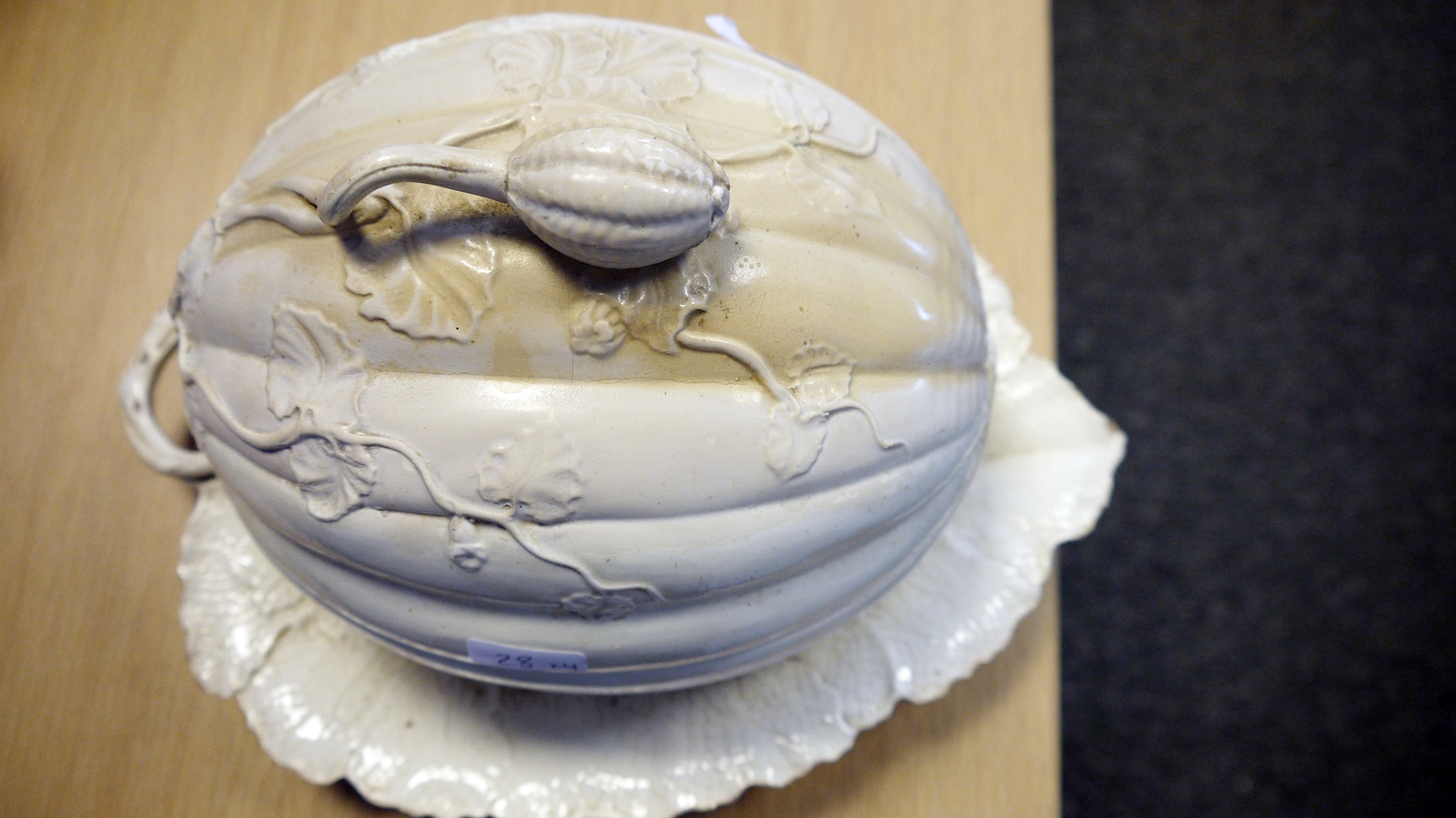 English creamware melon sauce tureen, cover and fixed stand, circa 1775, impressed LP incised 2 - Image 6 of 15