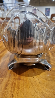 Early 20th century Art Nouveau Orivit pewter fruit dish of oval form, no.2281, with original glass - Image 6 of 18