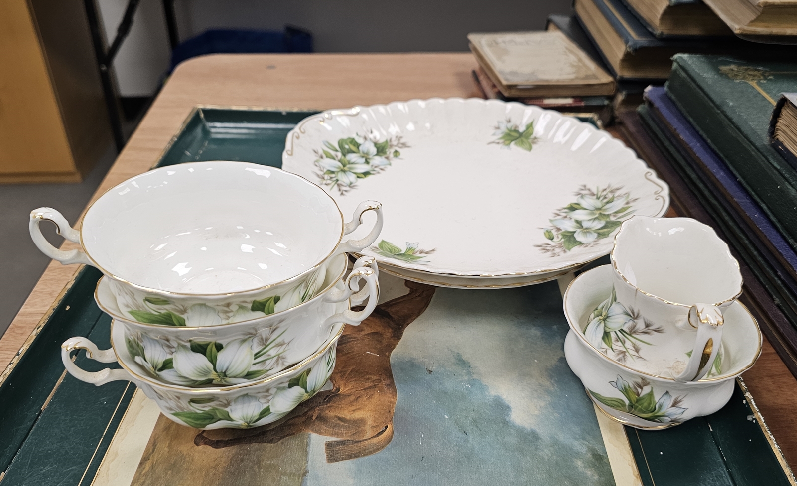 Royal Albert composite bone china Trillium part tea and dinner service, printed factory marks, - Bild 4 aus 5