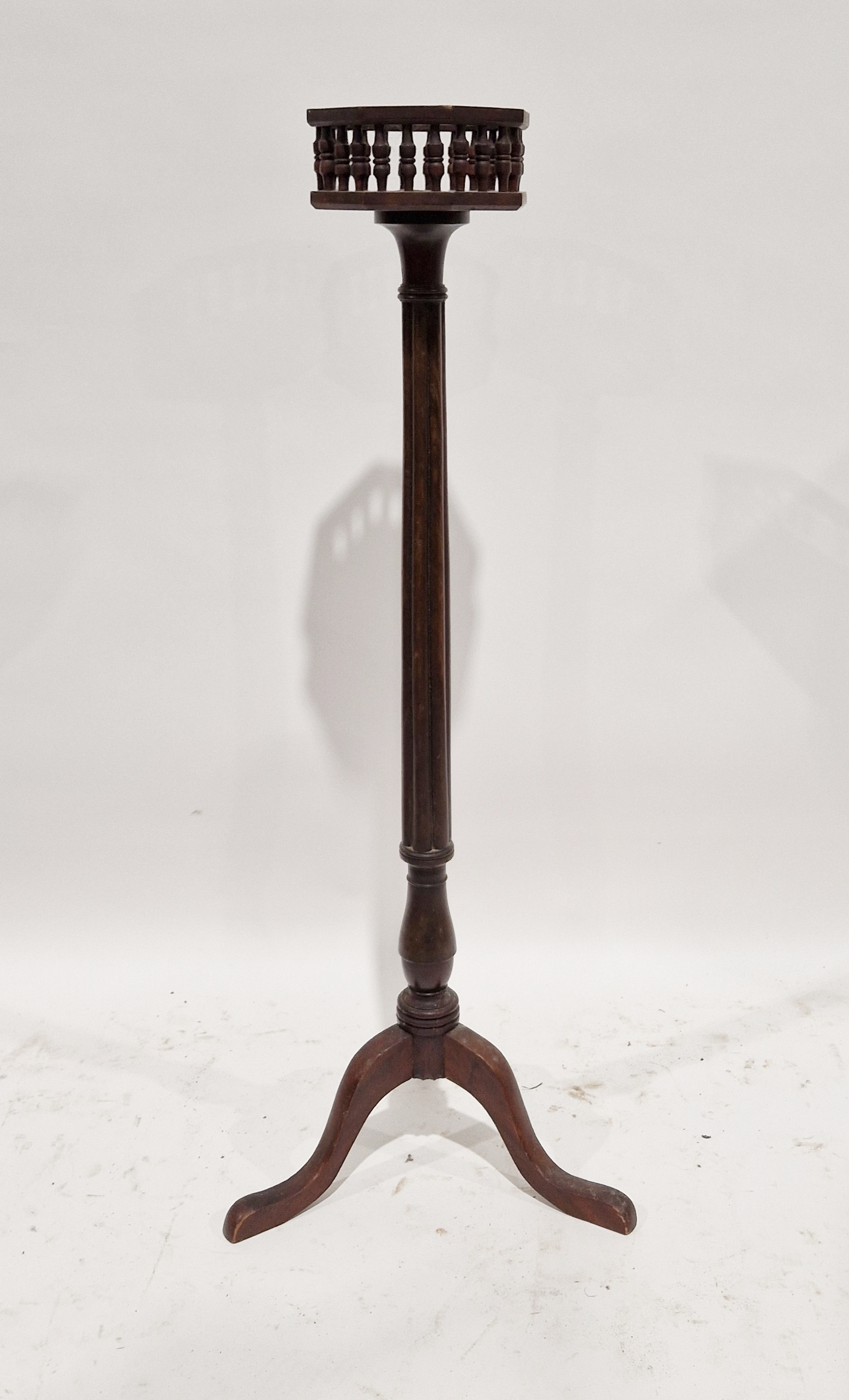 Victorian mahogany jardiniere/torchere stand with galleried octagonal top, on tripod base, 116cm - Bild 2 aus 2