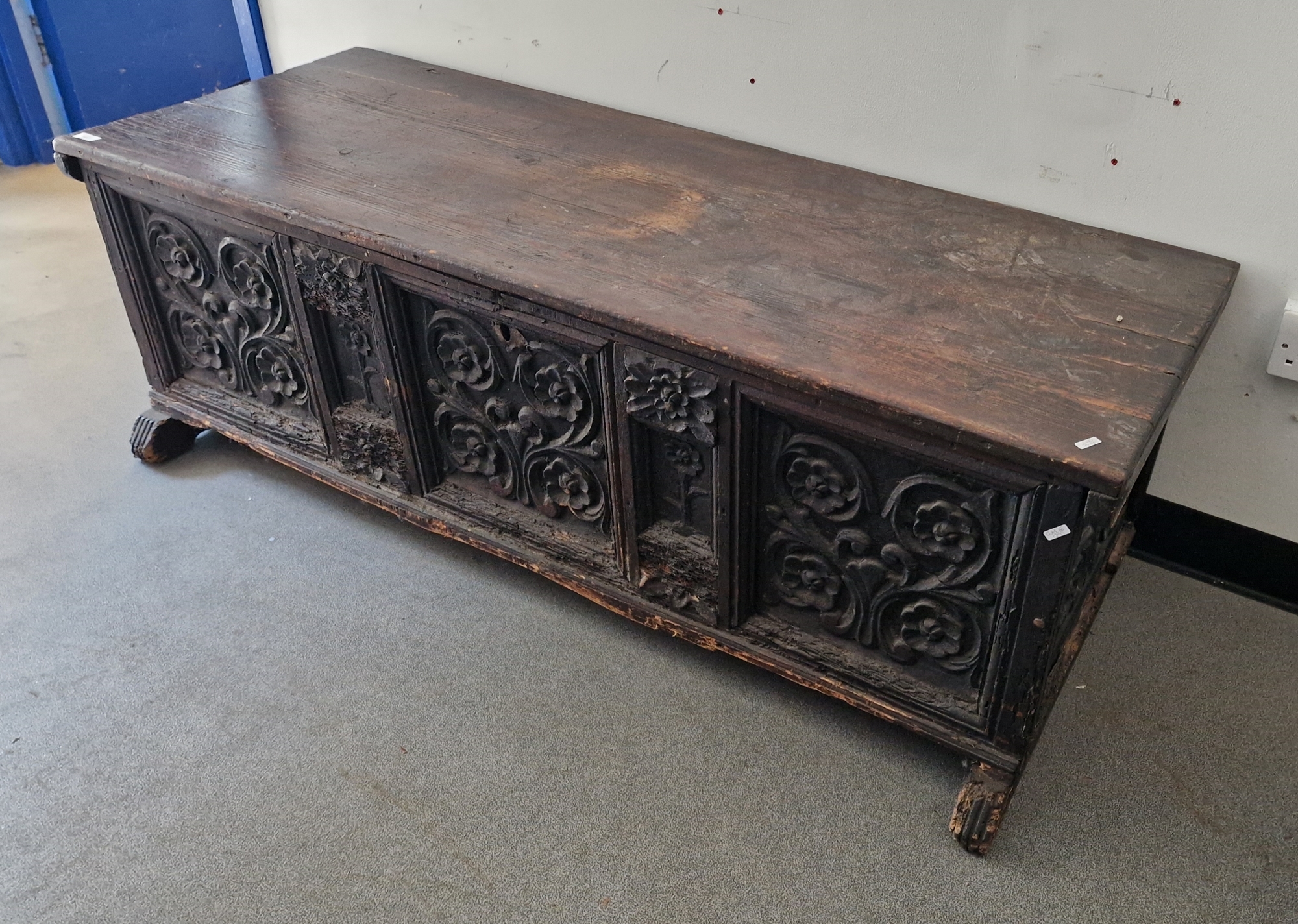 18th century oak coffer of rectangular form with carved foliate friezes to the front panel, 50cm - Bild 2 aus 2