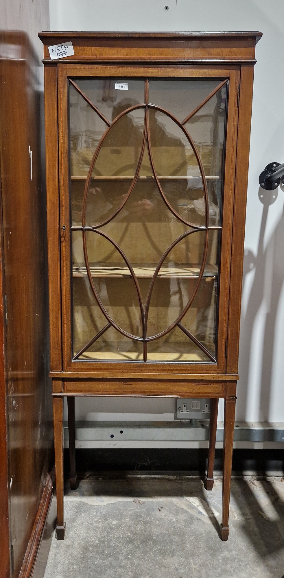 Edwardian mahogany display cabinet, the astragal glazed door opening to reveal two adjustable