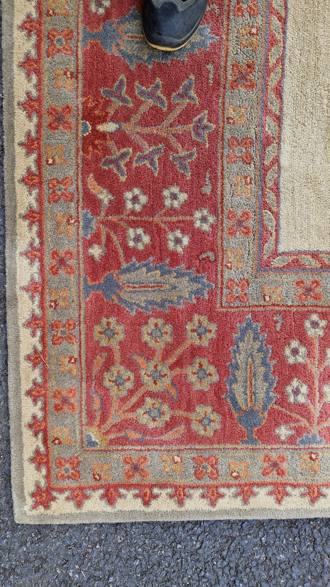 Large wool carpet of revived Eastern style, having stiff leaf and floral spray iron red border and - Bild 18 aus 22