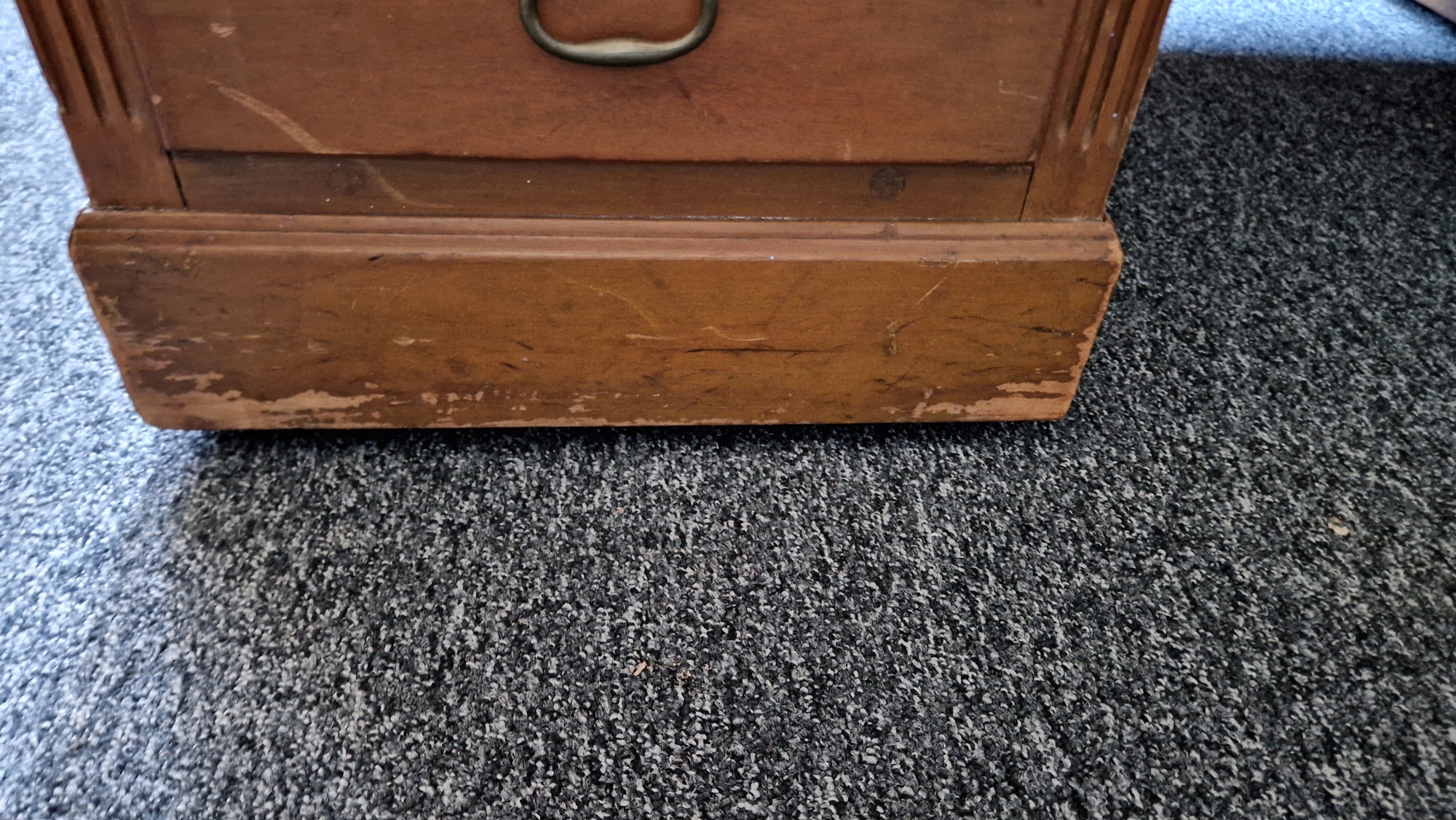 Early 20th century kneehole desk having a central long drawer flanked on either side by four short - Bild 16 aus 21