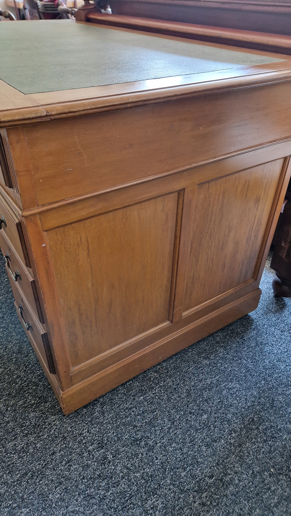 Early 20th century kneehole desk having a central long drawer flanked on either side by four short - Bild 18 aus 21