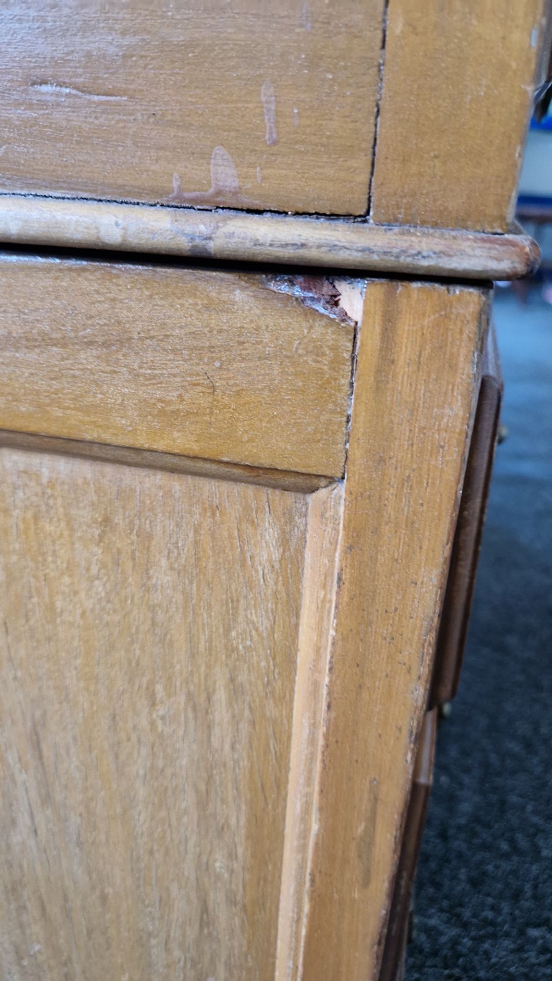 Early 20th century kneehole desk having a central long drawer flanked on either side by four short - Image 14 of 21