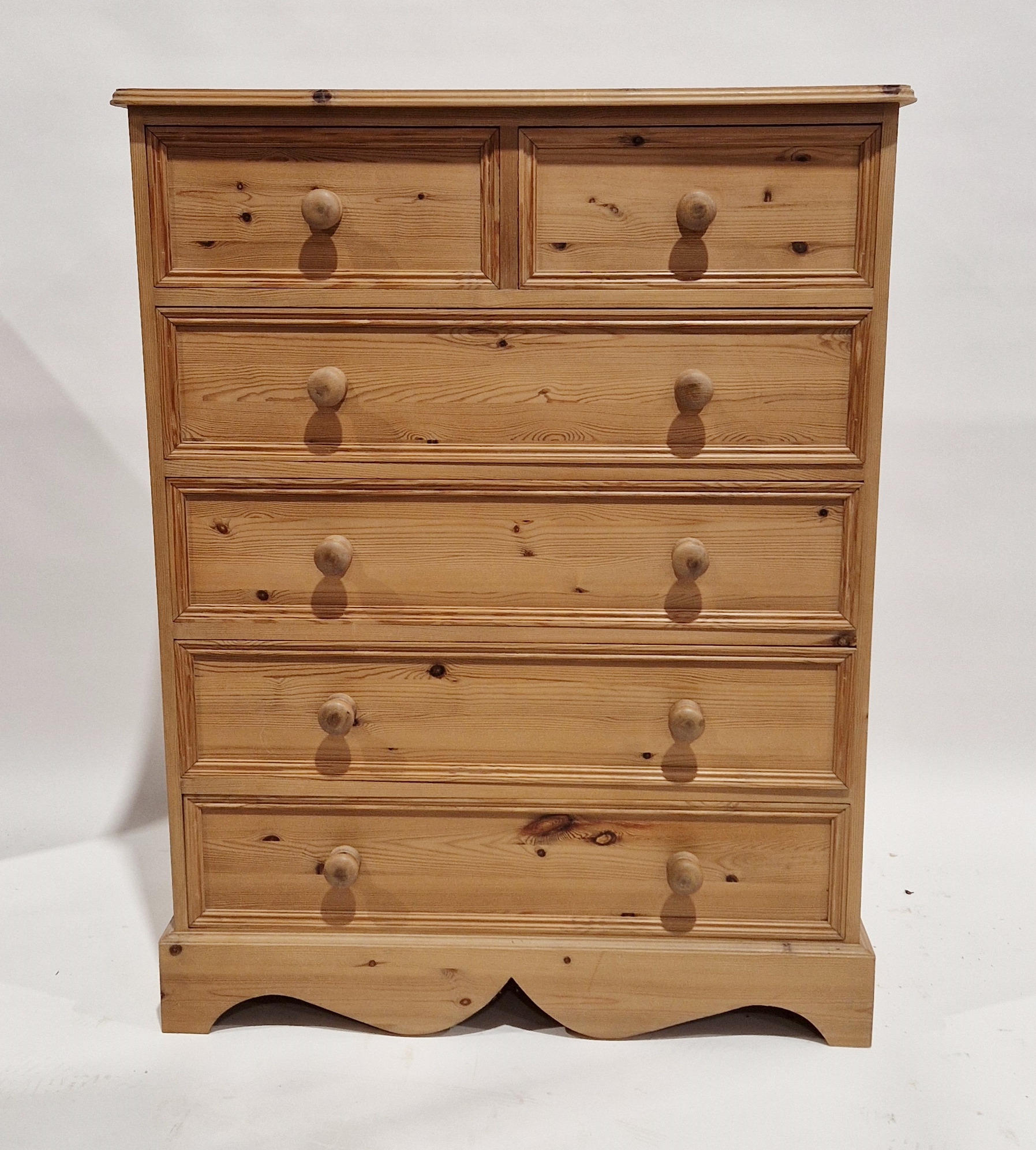 Contemporary pine chest of drawers, the moulded top above two short drawers and four long graduating - Bild 2 aus 2