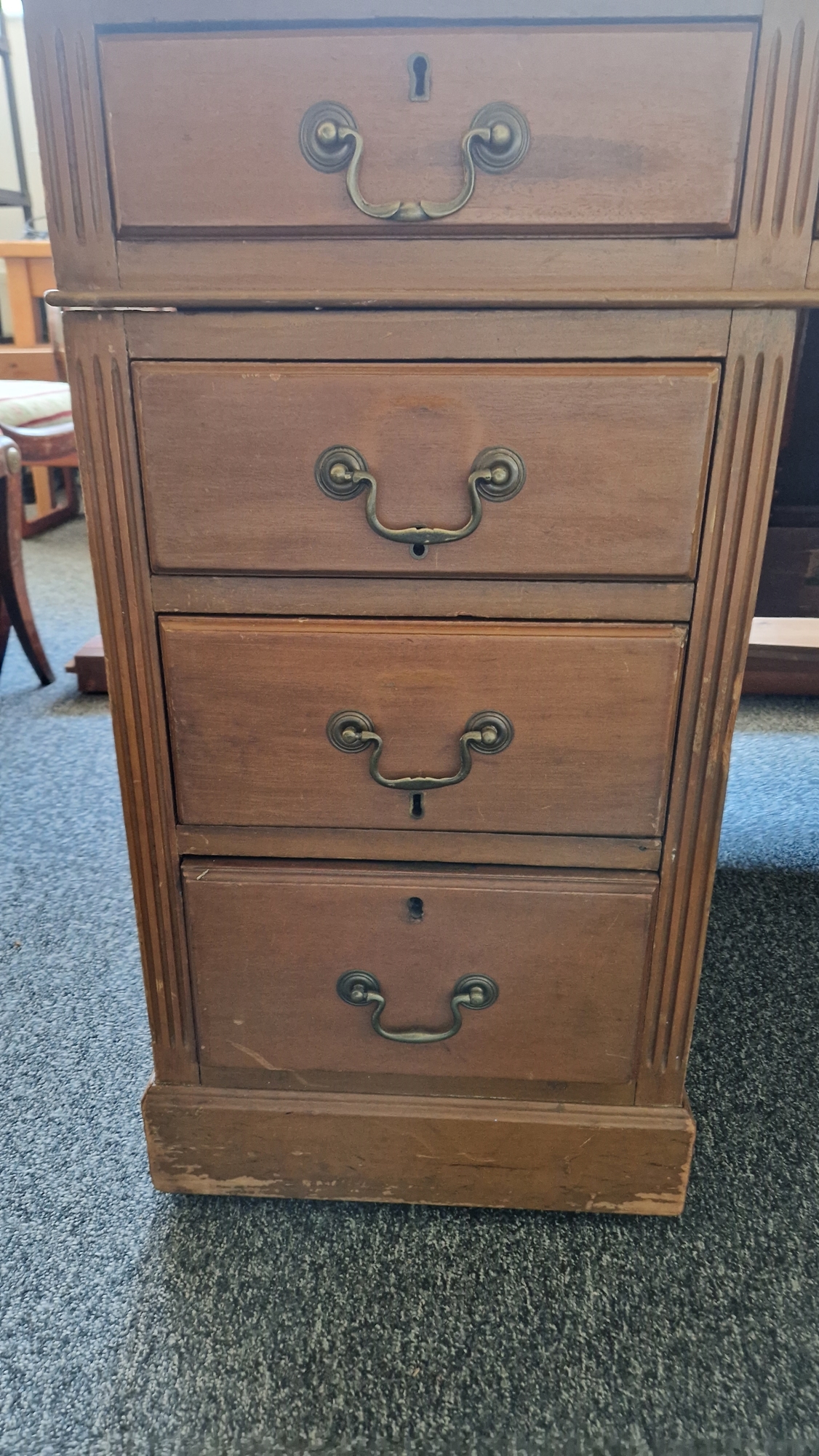 Early 20th century kneehole desk having a central long drawer flanked on either side by four short - Bild 11 aus 21