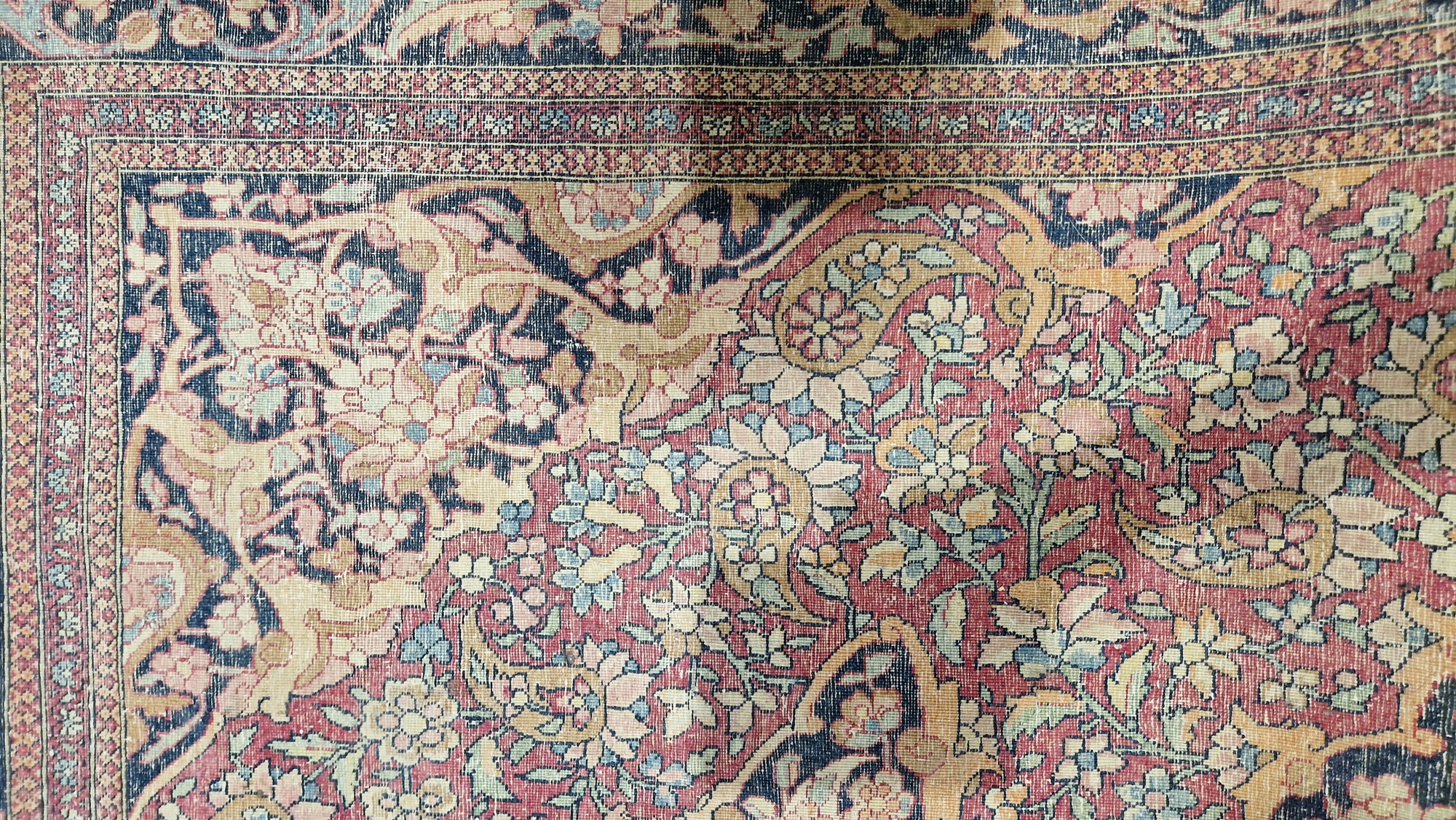Eastern wool rug of Persian design, having black arabesque to the cherry red field with allover - Bild 29 aus 32