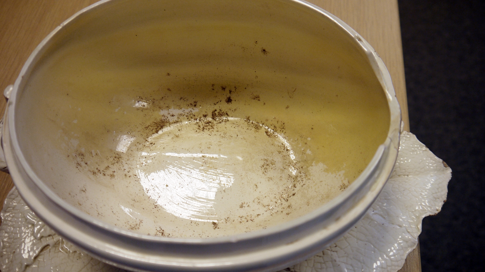 English creamware melon sauce tureen, cover and fixed stand, circa 1775, impressed LP incised 2 - Image 9 of 15