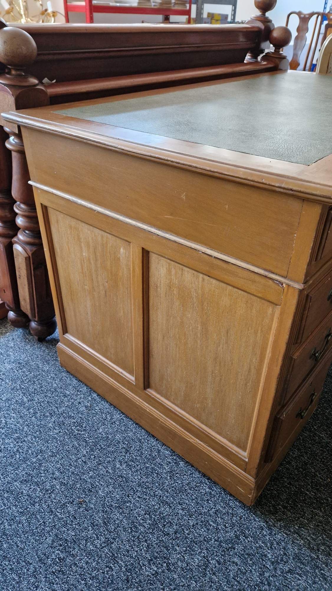 Early 20th century kneehole desk having a central long drawer flanked on either side by four short - Bild 15 aus 21