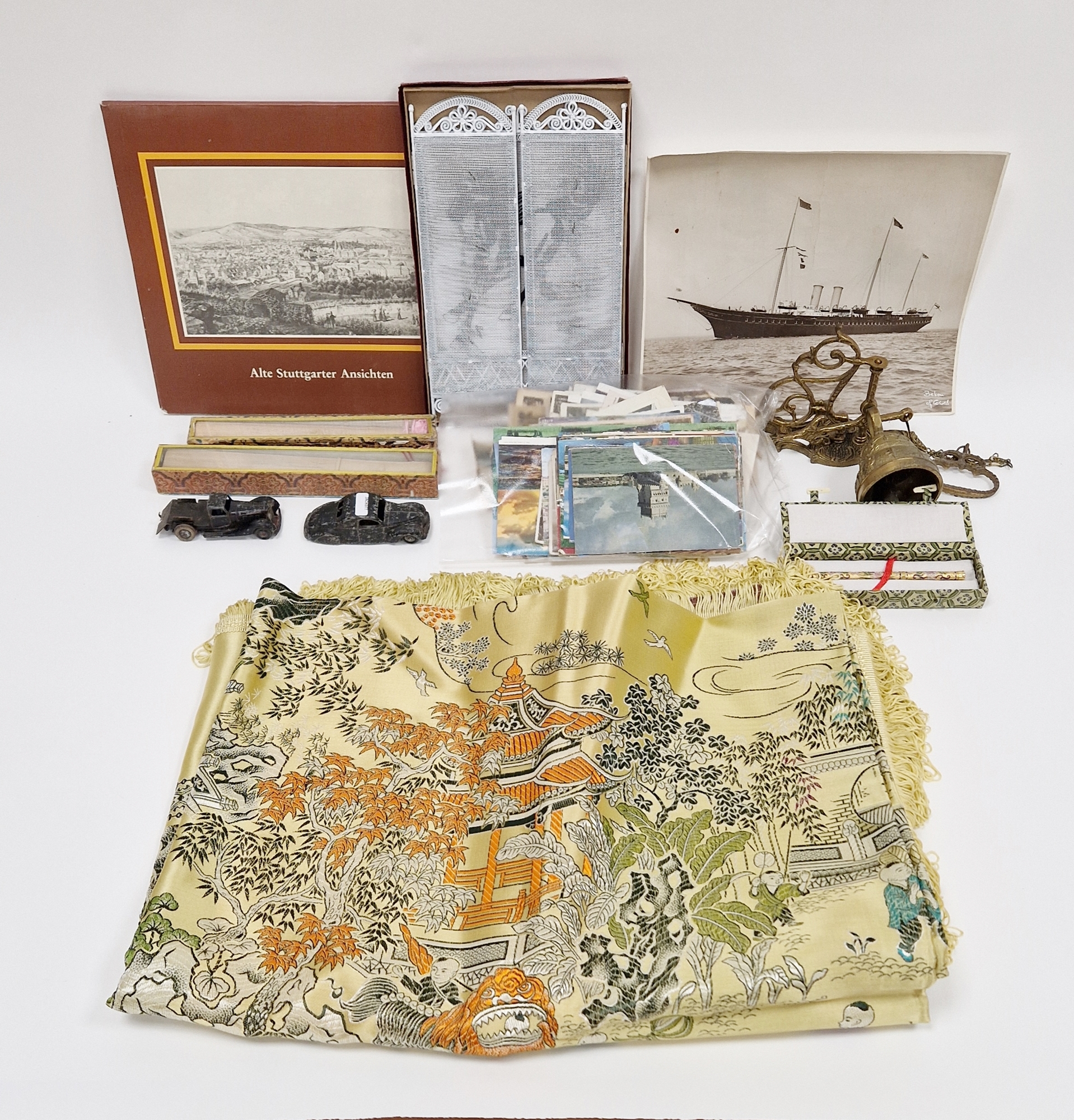 Modern machine made Chinese table cover/wall hanging with a fringe, two boxed souvenir fans, a boxed - Bild 7 aus 10