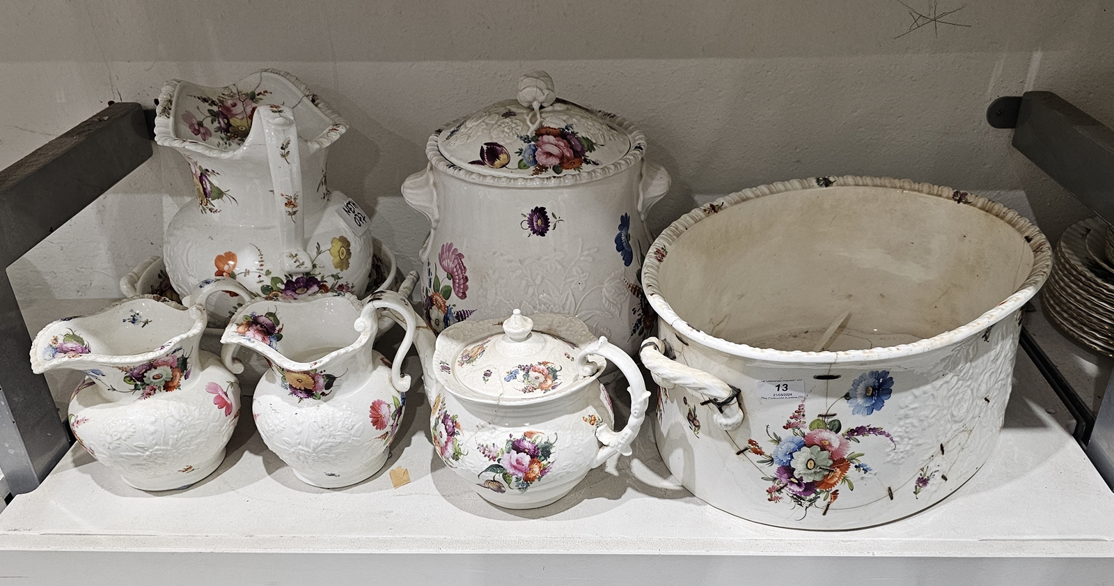 Early 19th century English porcelain part wash set and other items similar, probably Coalport,