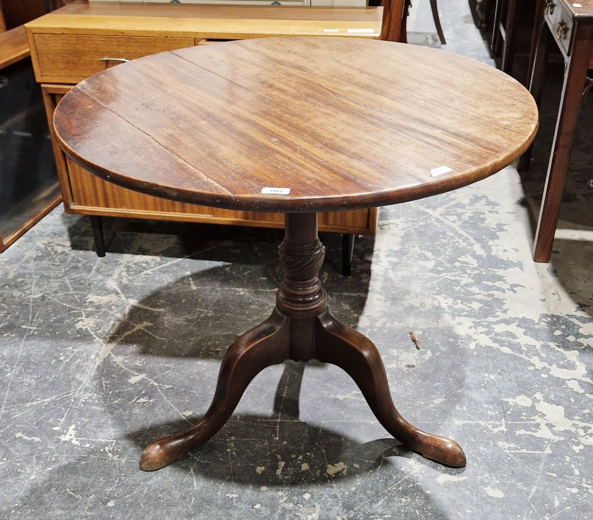 Victorian mahogany tilt-top tripod table of circular form, 69cm high x 80cm diameter