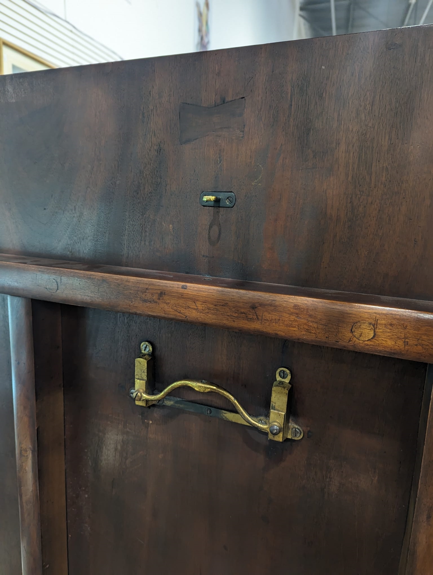 Regency mahogany breakfast table, rectangular with curved corners, rosewood inlaid banding, on large - Image 15 of 26