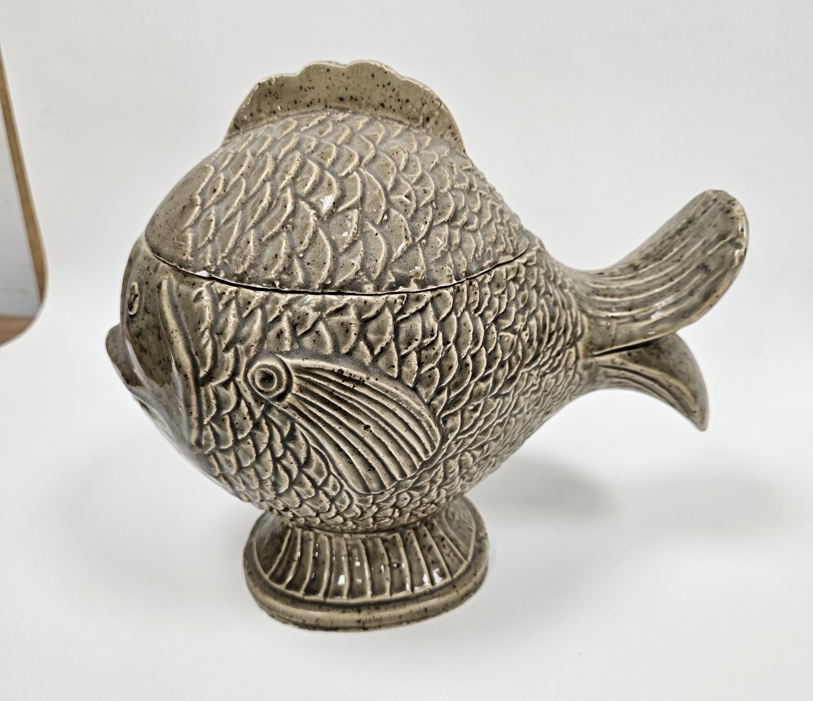 Poterie Maine Sars-Poteries fish tureen and cover, 20th century, scales and fins incised, enriched - Image 3 of 18