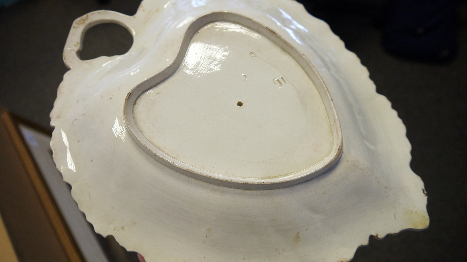 English creamware melon sauce tureen, cover and fixed stand, circa 1775, impressed LP incised 2 - Bild 13 aus 15