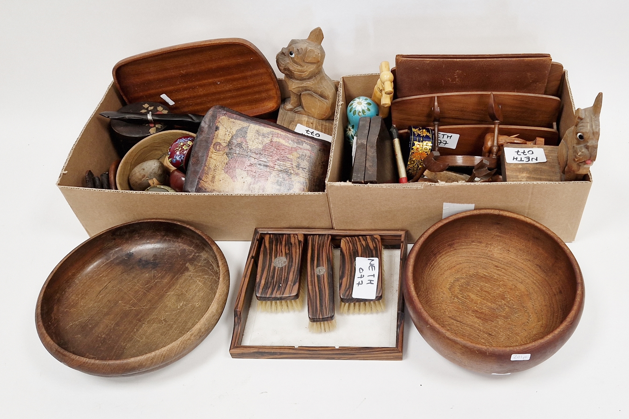 Assorted items of treen including bowls, a pair of early 20th century bulldog carved bookends, a set