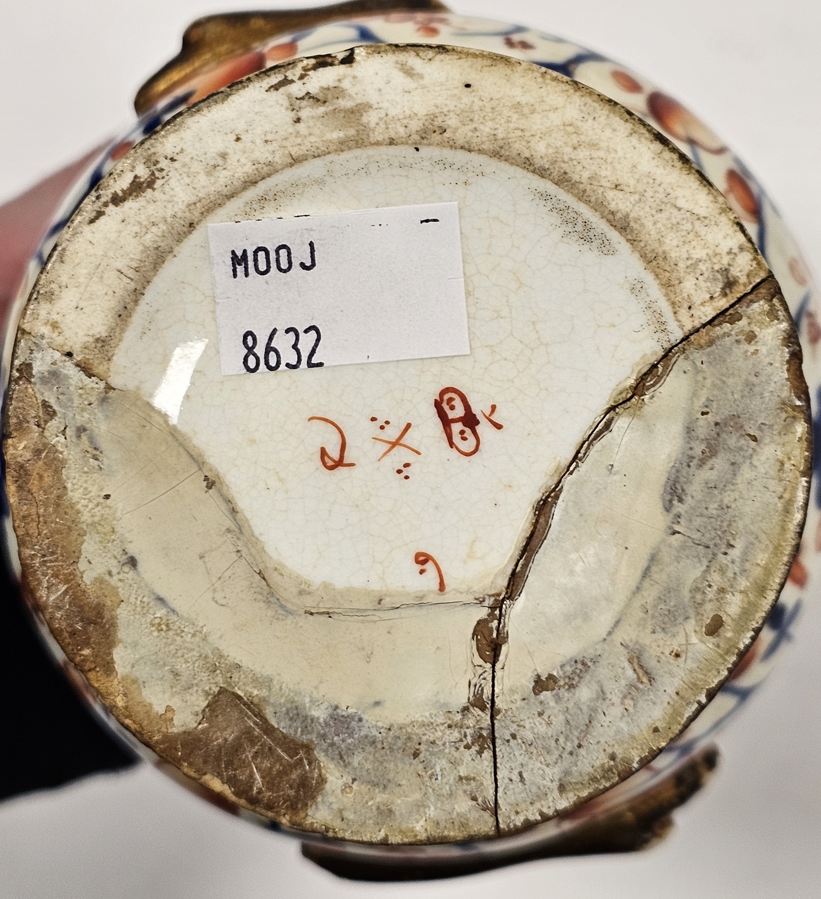 Three Derby porcelain vases, circa 1820, two with iron red cross batons D marks, comprising a - Image 3 of 5