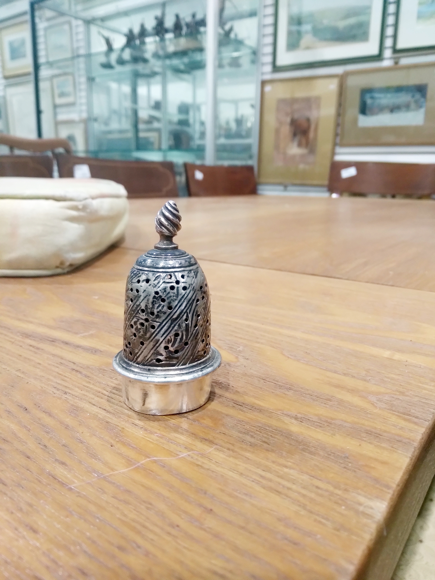 George III silver baluster spice caster, with pierced domed cover and spiral finial, on stepped - Bild 5 aus 5