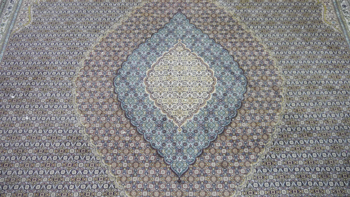 Large Persian wool carpet with concentric scalloped lozenge arabesques to the field, each with - Image 6 of 6