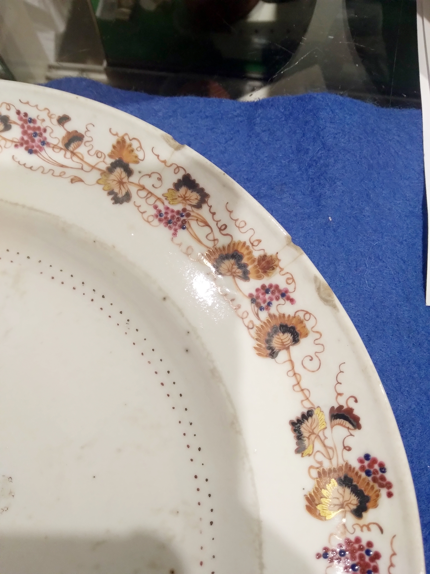 Set of 18th century Chinese export armorial dinner plates, each decorated with a black hatched - Image 11 of 20