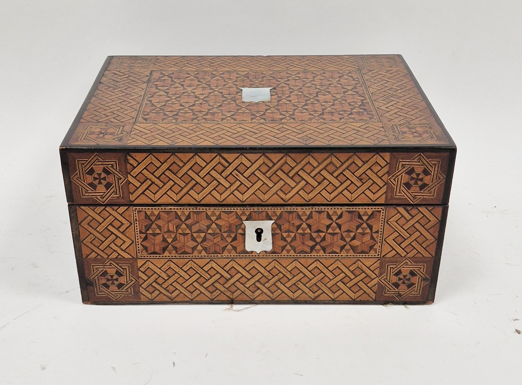 19th century Tunbridgeware box having allover parquetry inlay and two mother-of-pearl shield- - Bild 11 aus 20