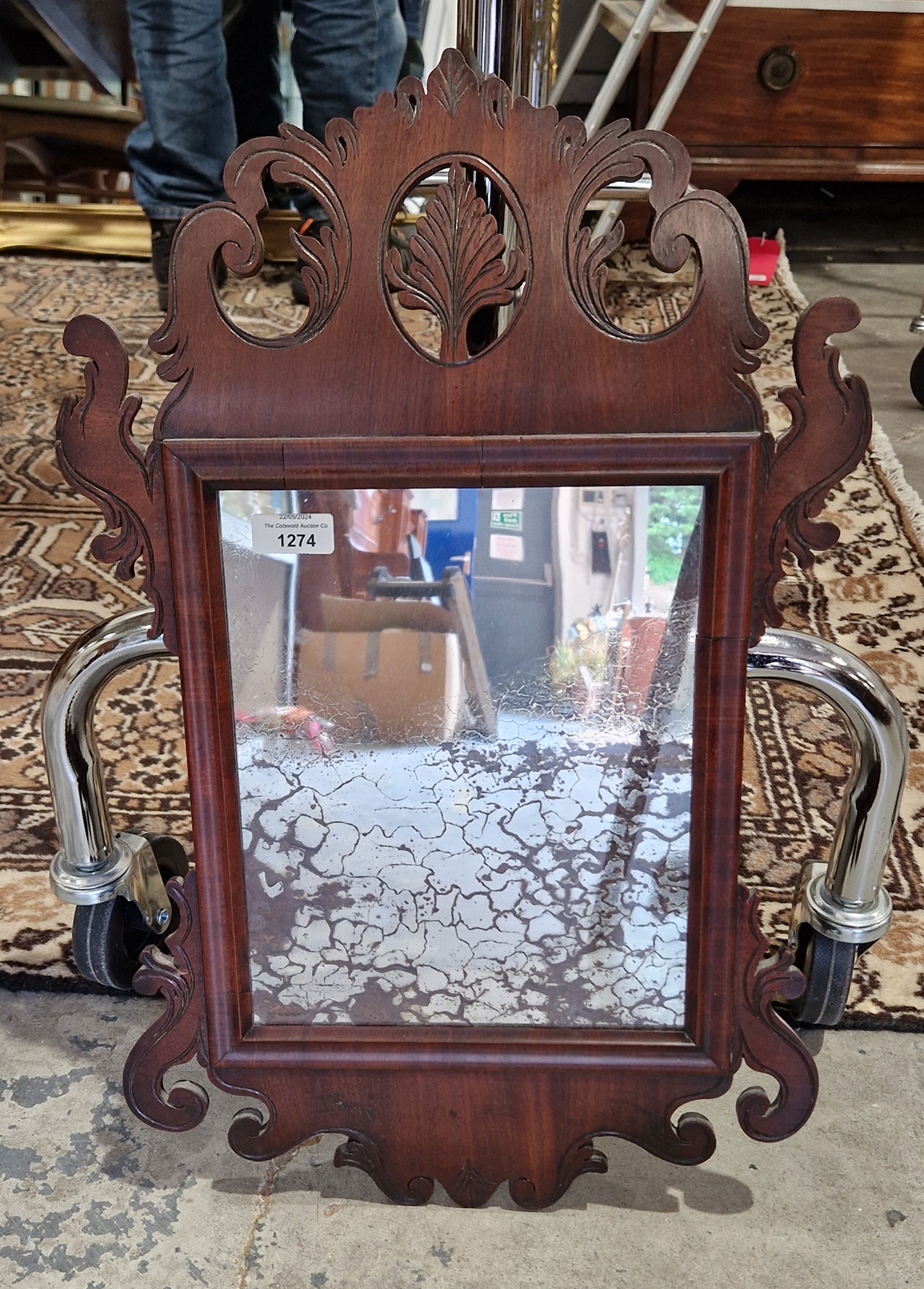 Georgian-style mahogany framed wall mirror with scrolling carved and pierced acanthus motifs and - Bild 2 aus 2