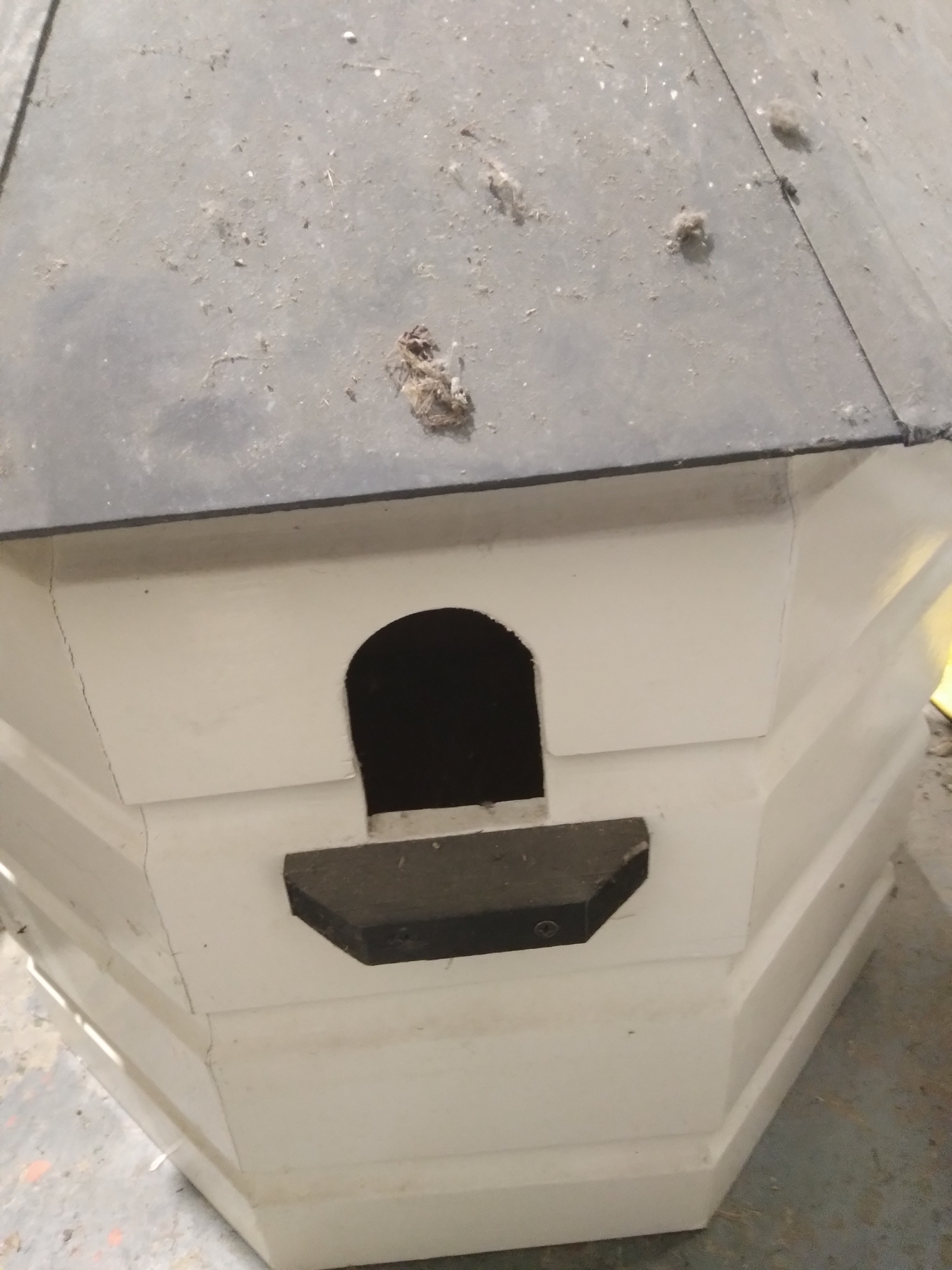 White painted wooden dovecote with lead and slate-effect roof topped with a wooden finial, 90cm high - Image 7 of 11