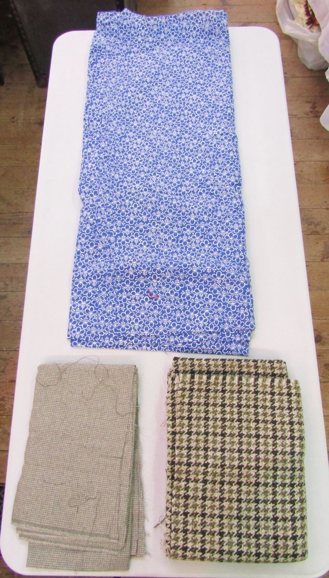 Six bolts of fabric to include tweed, herringbone, printed (1 box) - Image 2 of 3