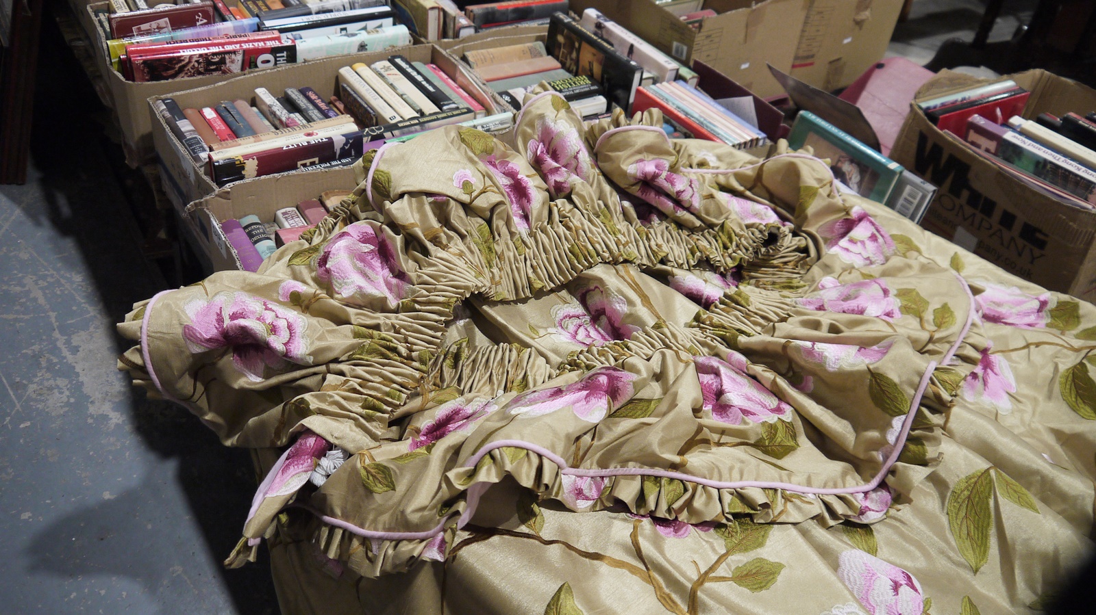 Silk bed canopy, green with pink peonies, with brass and carved wood fittings and circular pelmet - Image 3 of 7