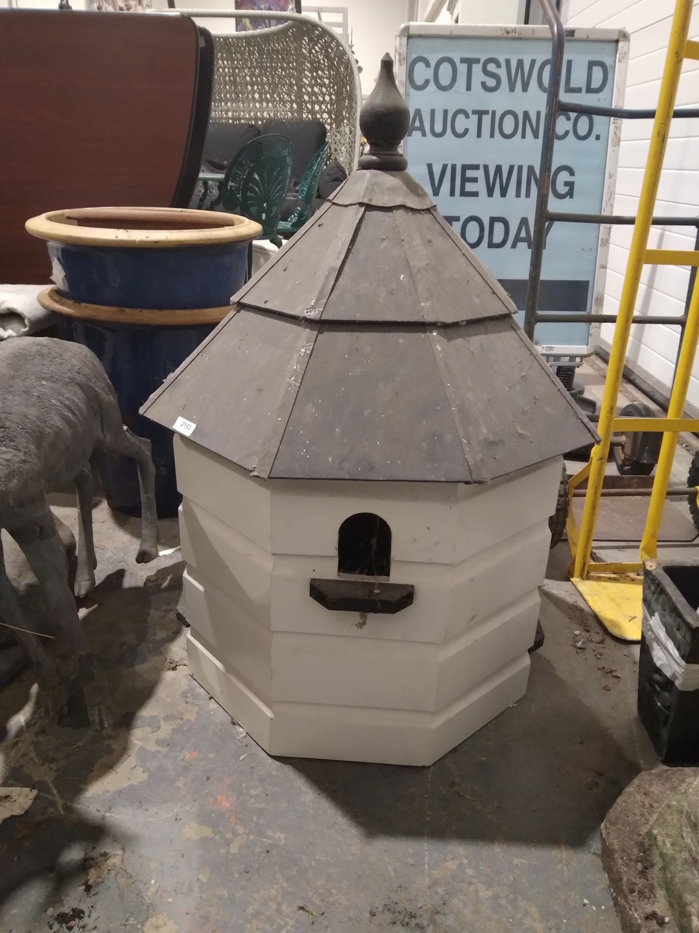 White painted wooden dovecote with lead and slate-effect roof topped with a wooden finial, 90cm high - Image 4 of 11