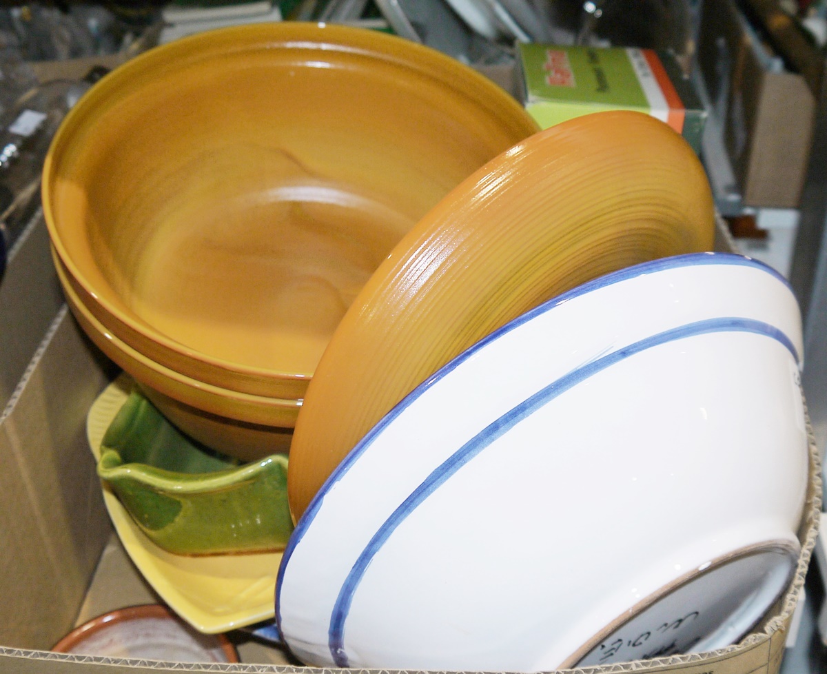 Assorted ceramics to include rice bowls, terracotta bowls, lasagne dish, fish dish, meat platters, - Image 2 of 5