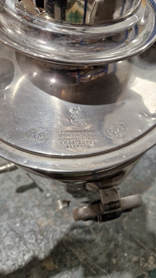Plated Russian samovar with cyrillic writing to front, on keyhole-shaped plated tray, six block - Bild 2 aus 5