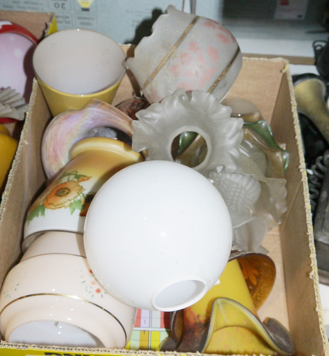 Various vintage glass light shades to include opalescent, painted, frilled edges and three vintage - Bild 2 aus 3