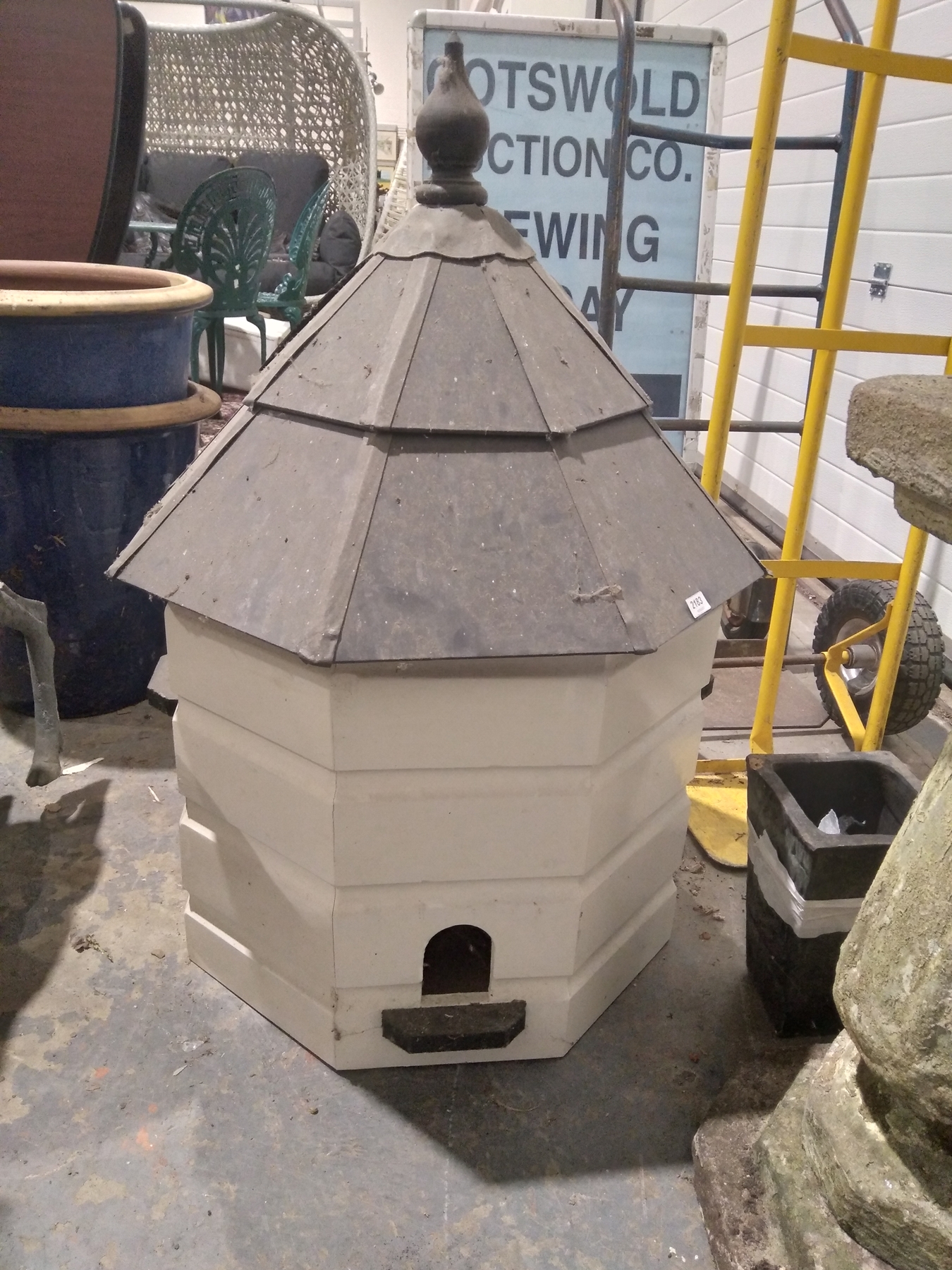 White painted wooden dovecote with lead and slate-effect roof topped with a wooden finial, 90cm high - Image 3 of 11