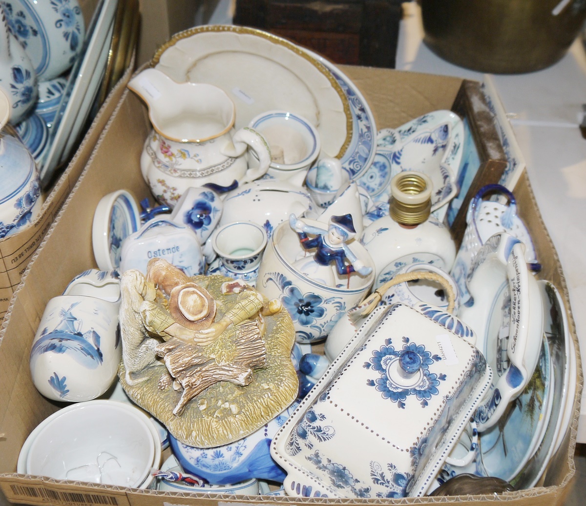 Large quantity of delft blue and white wares to include a pair of floral decorated delft blue and - Image 4 of 4