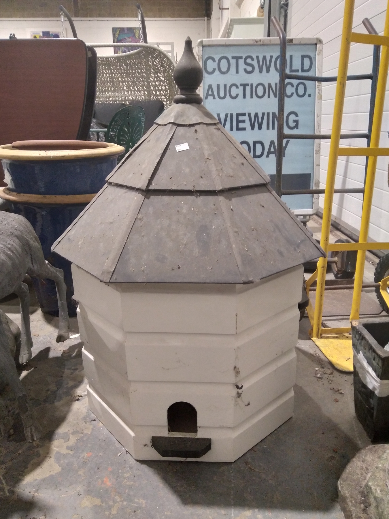 White painted wooden dovecote with lead and slate-effect roof topped with a wooden finial, 90cm high - Image 5 of 11