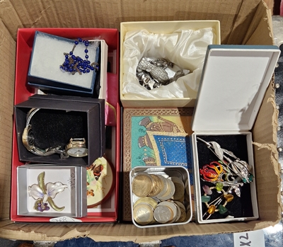Sundry gent's and lady's wristwatches, enamel floral brooch and sundry costume jewellery (1 box)