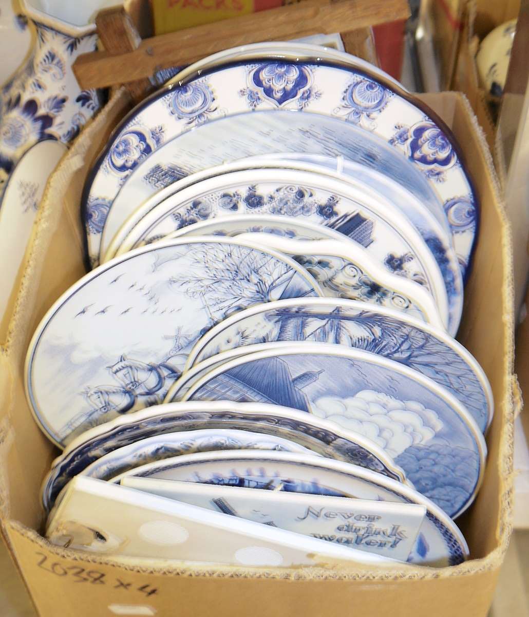 Large quantity of delft blue and white wares to include a pair of floral decorated delft blue and - Image 2 of 4