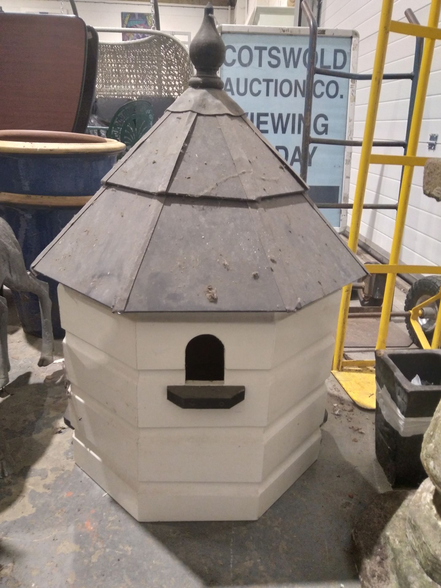 White painted wooden dovecote with lead and slate-effect roof topped with a wooden finial, 90cm high - Image 6 of 11