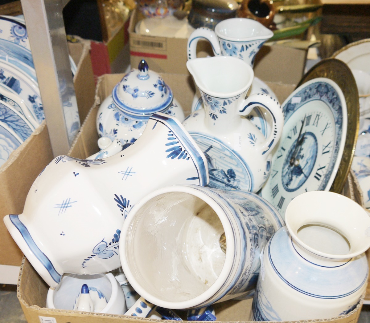 Large quantity of delft blue and white wares to include a pair of floral decorated delft blue and - Image 3 of 4