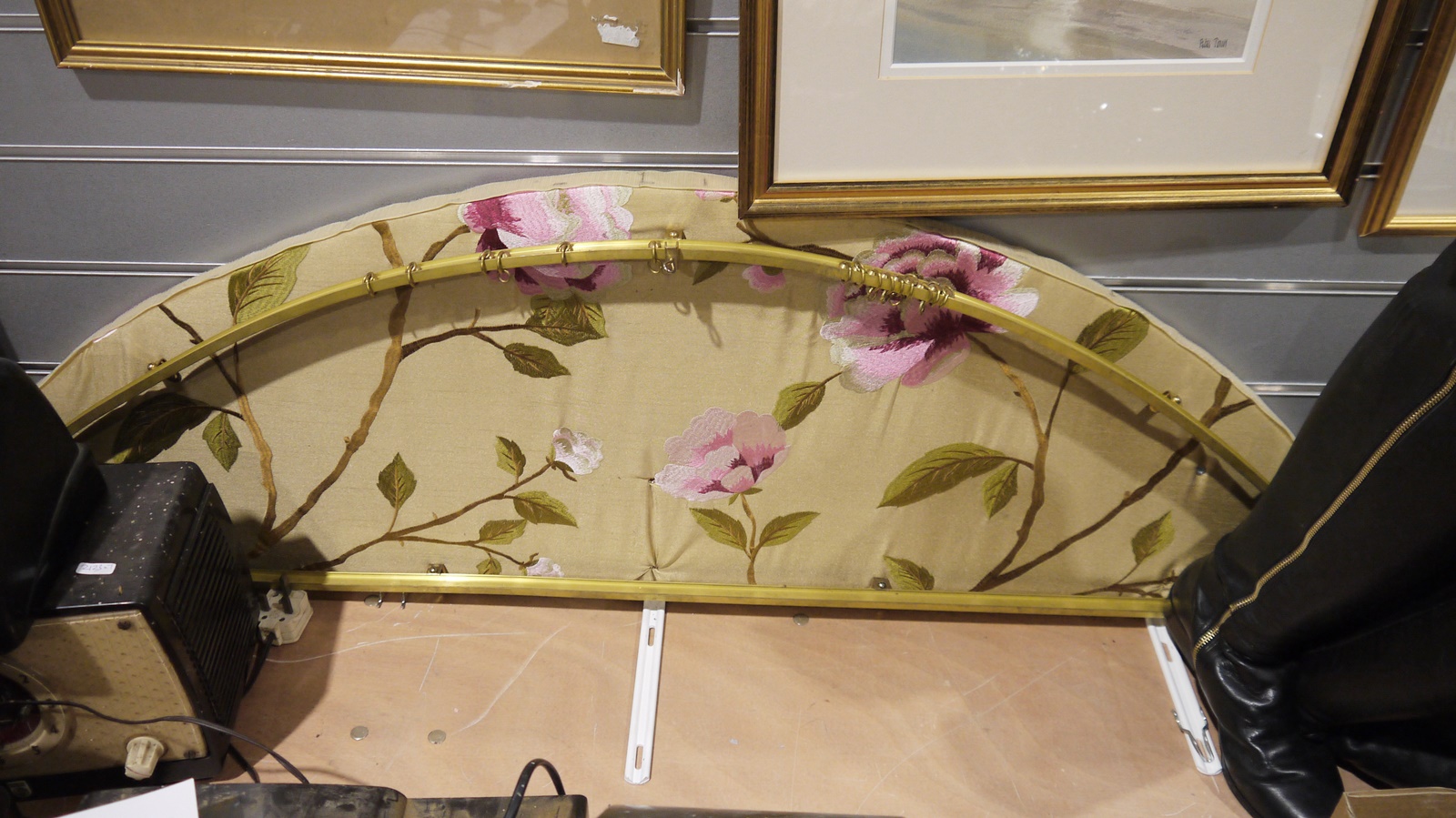 Silk bed canopy, green with pink peonies, with brass and carved wood fittings and circular pelmet - Image 6 of 7