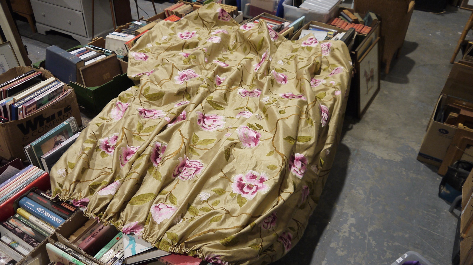 Silk bed canopy, green with pink peonies, with brass and carved wood fittings and circular pelmet - Image 2 of 7