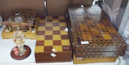 Marquetry inlaid games box containing Mexican chess pieces, the whites being made of bone and the