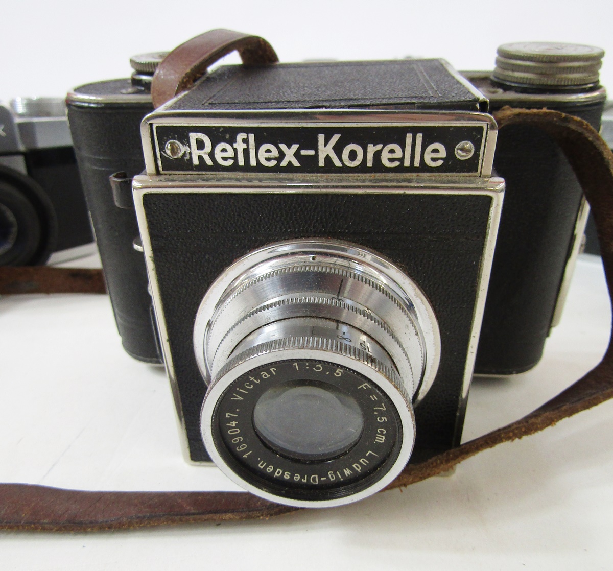 Reflex-Korelle SLR camera, with Victar 1:3,5 f=7.5cm lens, together with a Voigtlander Bessamatic, - Image 2 of 5