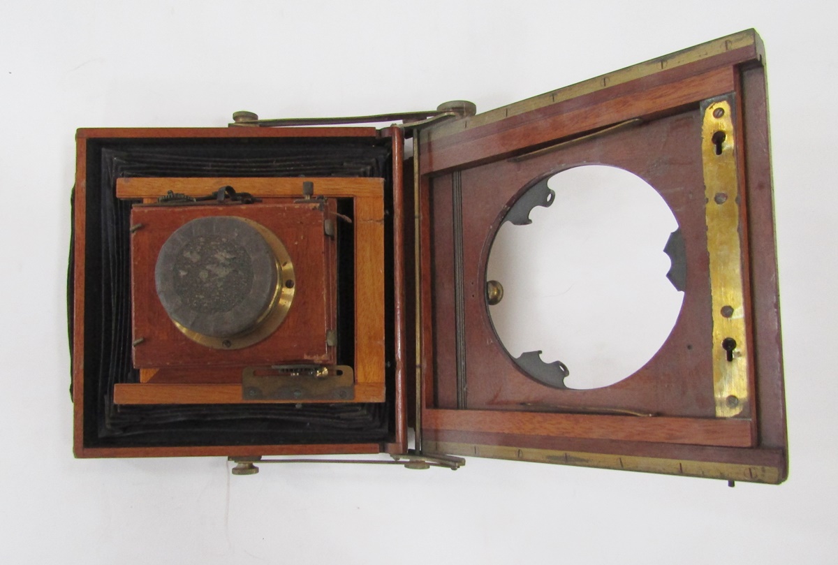 Late 19th/early 20th century Thornton Pickard Amber half plate mahogany cased field camera, patent - Bild 2 aus 9